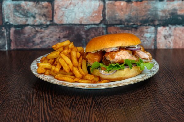 Burger de saumon frit